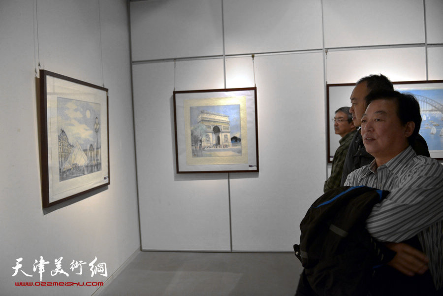 旅美著名画家“卢德辉绘画展在天津美术馆展出，图为天津文联办公室杨建国、著名画家柴博森在观看画展。