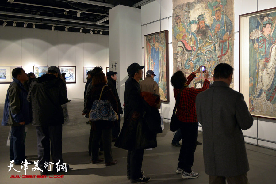 旅美著名画家“卢德辉绘画展在天津美术馆展出，图为画展现场。