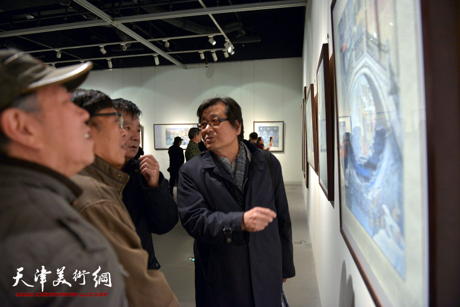 旅美著名画家“卢德辉绘画展在天津美术馆展出，图为画展现场。