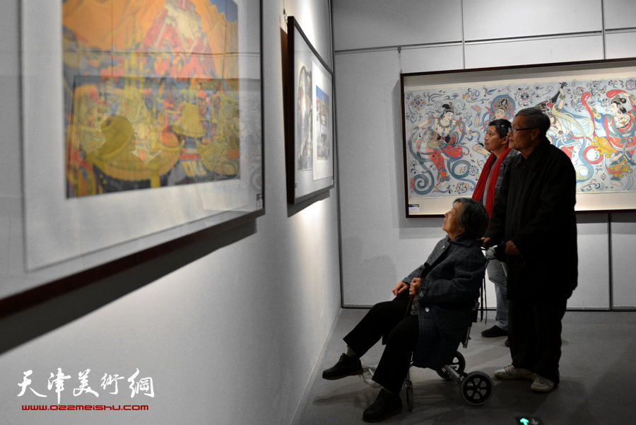 旅美著名画家“卢德辉绘画展在天津美术馆展出，图为画展现场。