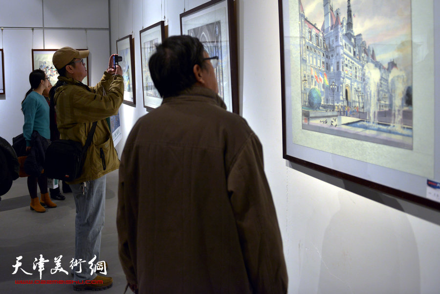 旅美著名画家“卢德辉绘画展在天津美术馆展出，图为画展现场。