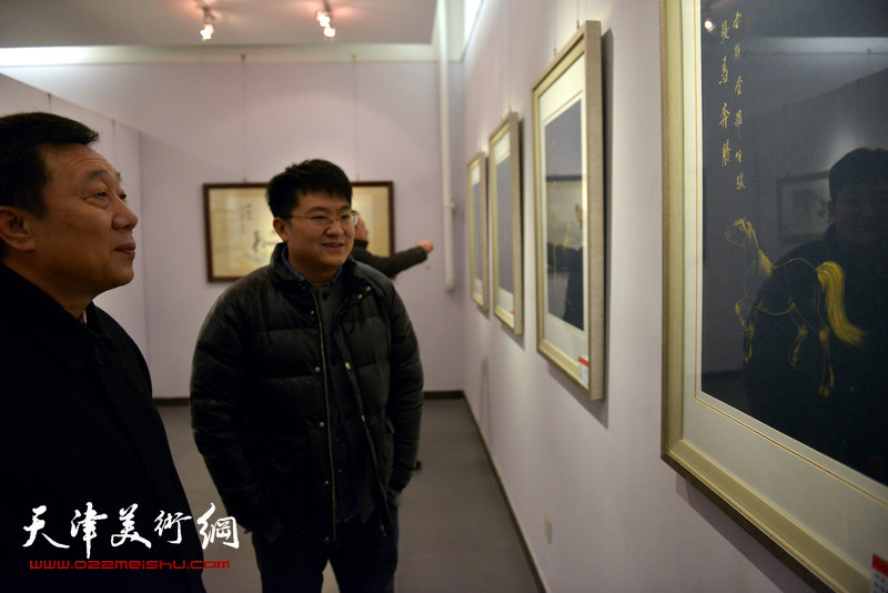 梦玉、伯骧“百福神骏迎新春”画展亮相天美时代，图为伯骧陪同嘉宾观看画展。