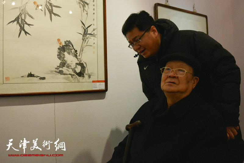 梦玉、伯骧“百福神骏迎新春”画展亮相天美时代，图为刘晋峰观看画展。