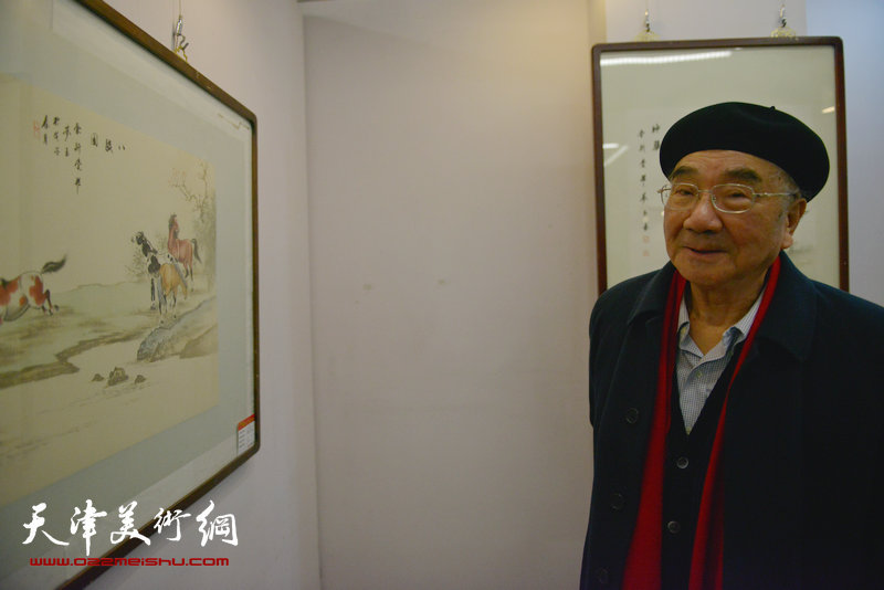 梦玉、伯骧“百福神骏迎新春”画展亮相天美时代，图为陆焕生观看画展。