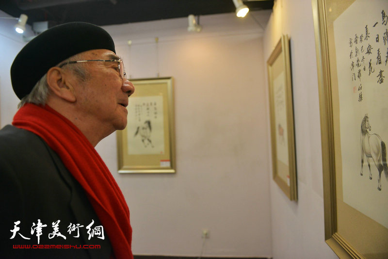 梦玉、伯骧“百福神骏迎新春”画展亮相天美时代，图为陆焕生观看画展。