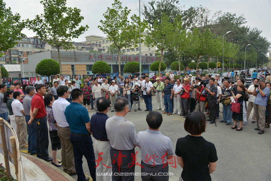 第四届“天穆杯”书画摄影展在北辰区天穆东苑举行，图为开幕式现场。