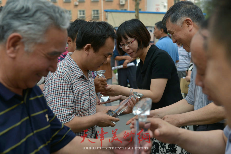 第四届“天穆杯”书画摄影展在北辰区天穆东苑举行。图为颁奖现场。