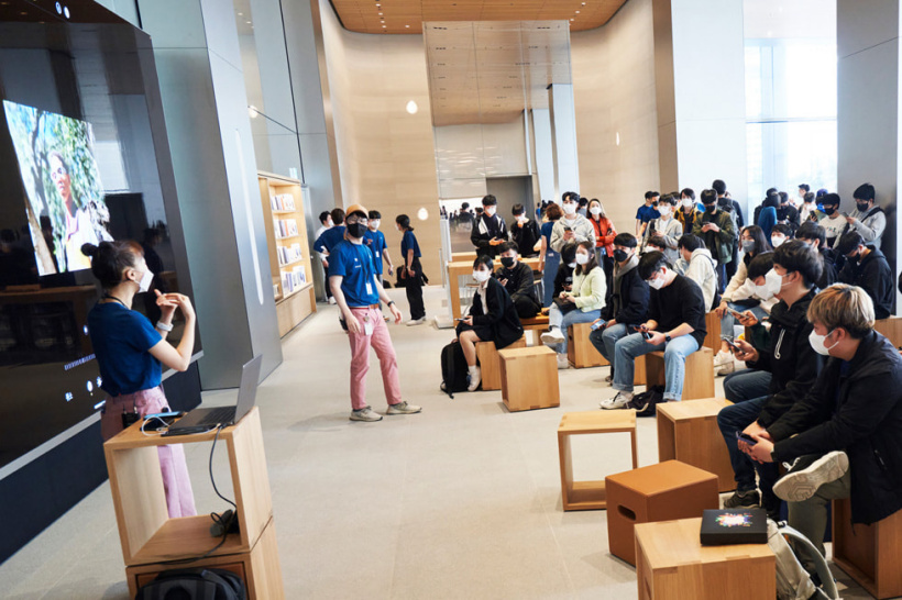 论坛和大型视频墙在 Apple Myeongdong 展示。