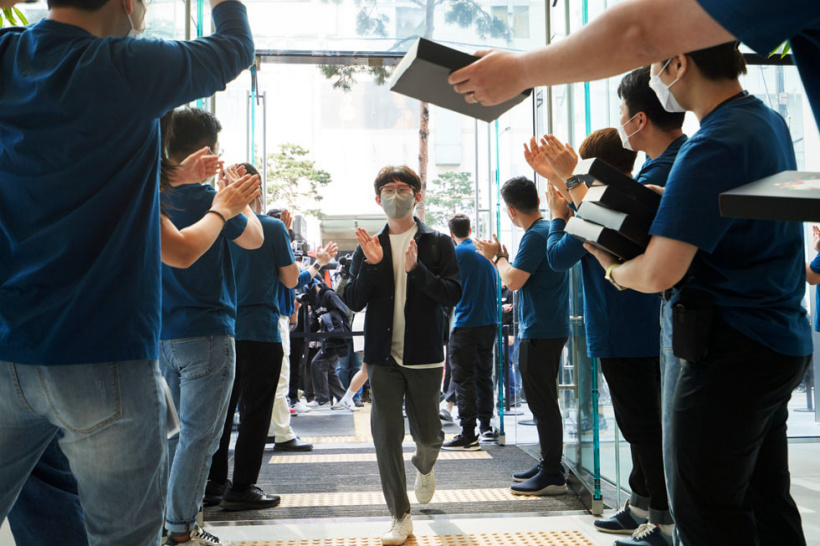 团队成员在 Apple Myeongdong 的盛大开业典礼上欢迎顾客。