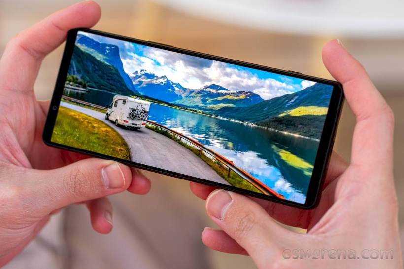 Sony Xperia 1 IV unveiled with continuous zoom camera, SD 8 Gen 1, bigger battery