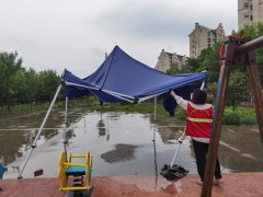 天津茶淀街道茶园里社区组织全体网格员开展雨后安全隐患排查行动 对重点区