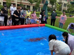 天津汉沽街道新城里社区开展“亲子同行嗨翻夏日”趣味游戏活动 设计趣味捞