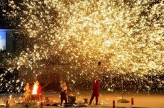 传统非遗“打铁花”烟火秀近日在天津市空港经济区SM广场上演