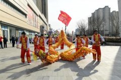 津南区咸水沽镇在吾悦广场举办精彩民俗展演活动，空竹队伍上演了“蚂蚁上树