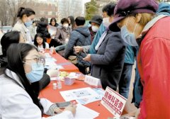 河西区天塔街与辖区共建单位昨日联合开展“志愿服务一条街”活动