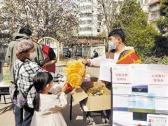 和平区南营门街道世昌里社区组织开展“废旧物品换鲜花 绿色低碳新时尚”活