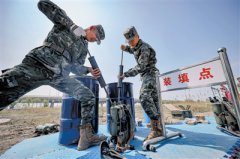 武警天津总队机动支队开展喷火训练，点燃初夏练兵场