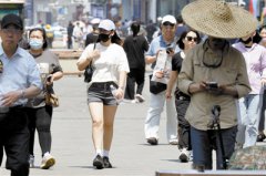 天津最高气温近36℃，街头上市民纷纷换上夏装