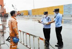 天津边检站派遣民警冒雨赶赴码头现场，方便船舶公司等相关单位节省等候时间