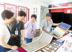 剪报展进社区迎“七一”，内容涵盖了天津近十年来的发展变化