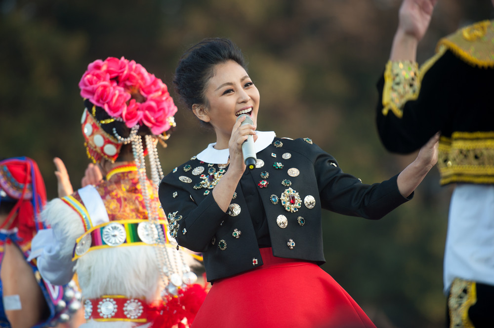 阿魯阿卓隨央視心連心慰問美麗中國唱響古田